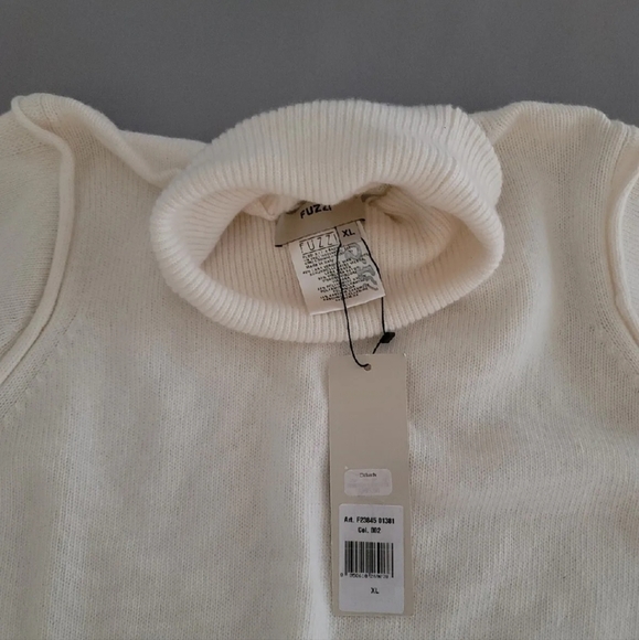 💫Fuzzi Soft White Turtleneck Sweater 💫 - Picture 2 of 9